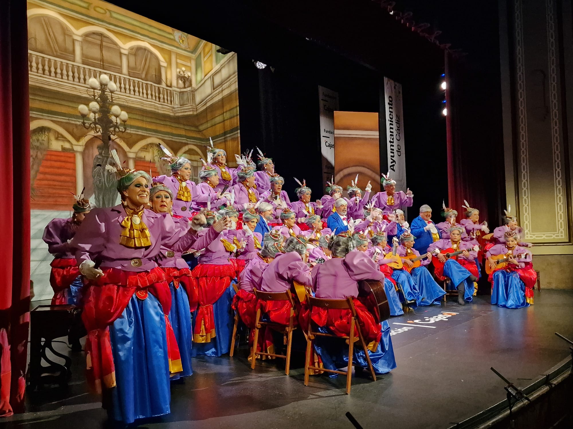 Así ha sido la actuación del coro 'La dama de Cádiz' en los cuartos de final del COAC 2024 Así ha sido la actuación del coro 'La dama de Cádiz' en los cuartos de final del COAC 2024