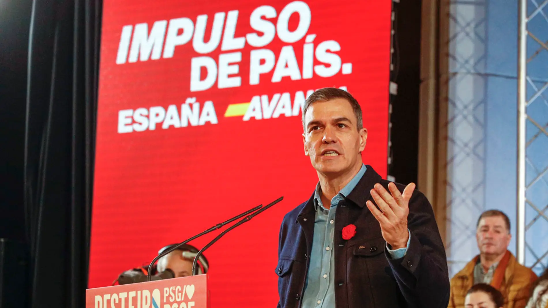 Sánchez critica los "insultos de una oposición faltona" y dice que si el PSOE llega a la Xunta, "Galicia no rueda, vuela"