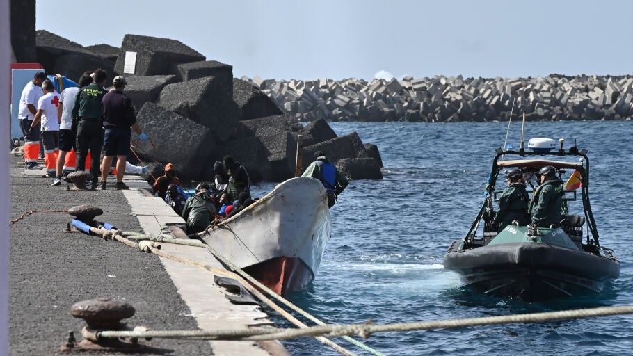Un cayuco llega al puerto de La Restinga, a 26 de enero de 2024, en El Hierro, Santa Cruz de Tenerife, Tenerife, Canarias (Espa&ntilde;a). Un total de tres cayucos han llegado en las &uacute;ltimas horas a la isla de El Hierro con 177 migrantes y dos fallecidos, en total hoy, 26 de enero han llegado 228 personas al puerto de La Restinga.26 ENERO 2024;MIGRACI&Oacute;N;INMIGRACI&Oacute;N;PATERA;Europa Press Canarias (Foto de ARCHIVO)01/01/1980