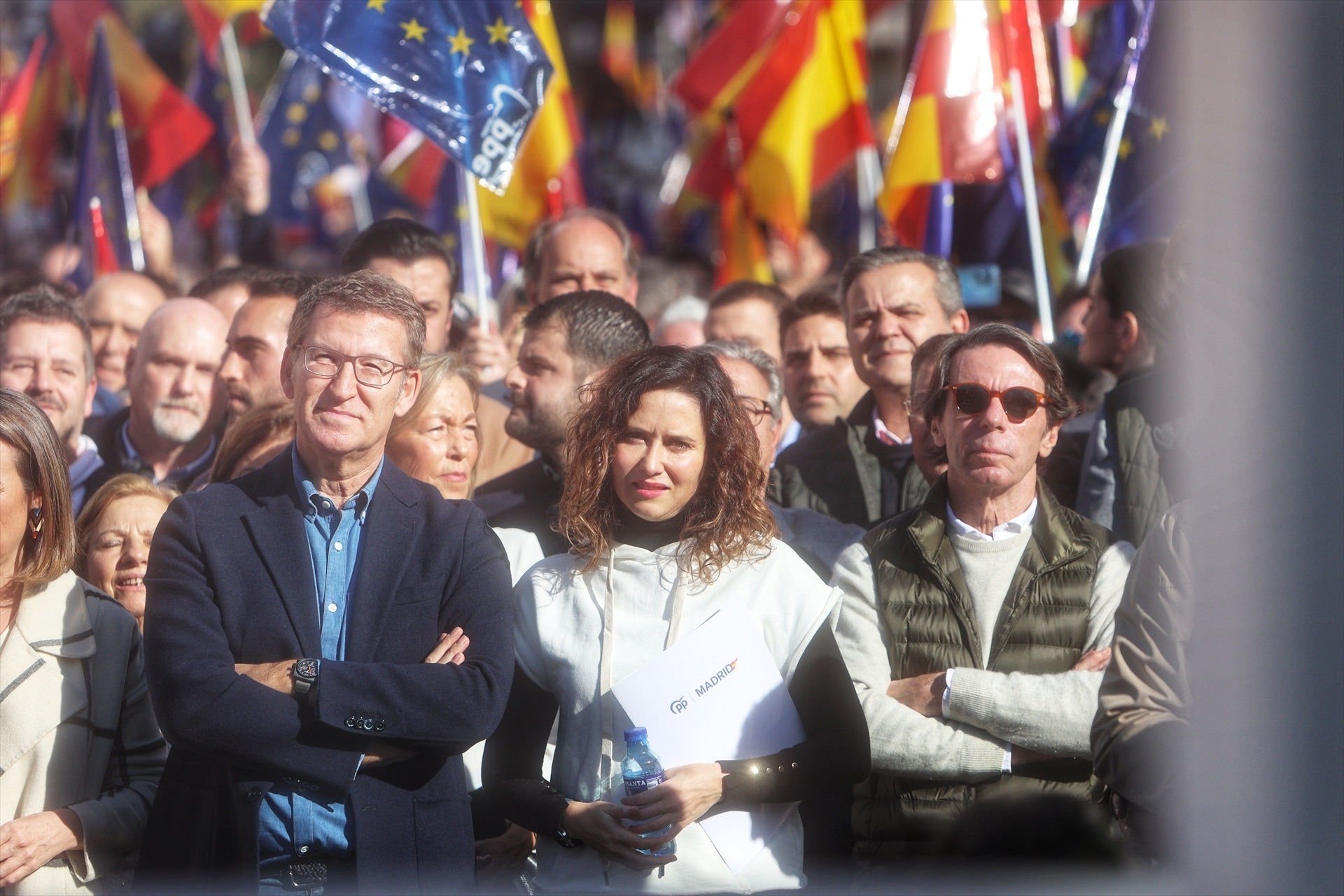 Miles de personas con banderas de España y de la UE secundan la protesta del PP contra la amnistía Miles de personas con banderas de España y de la UE secundan la protesta del PP contra la amnistía