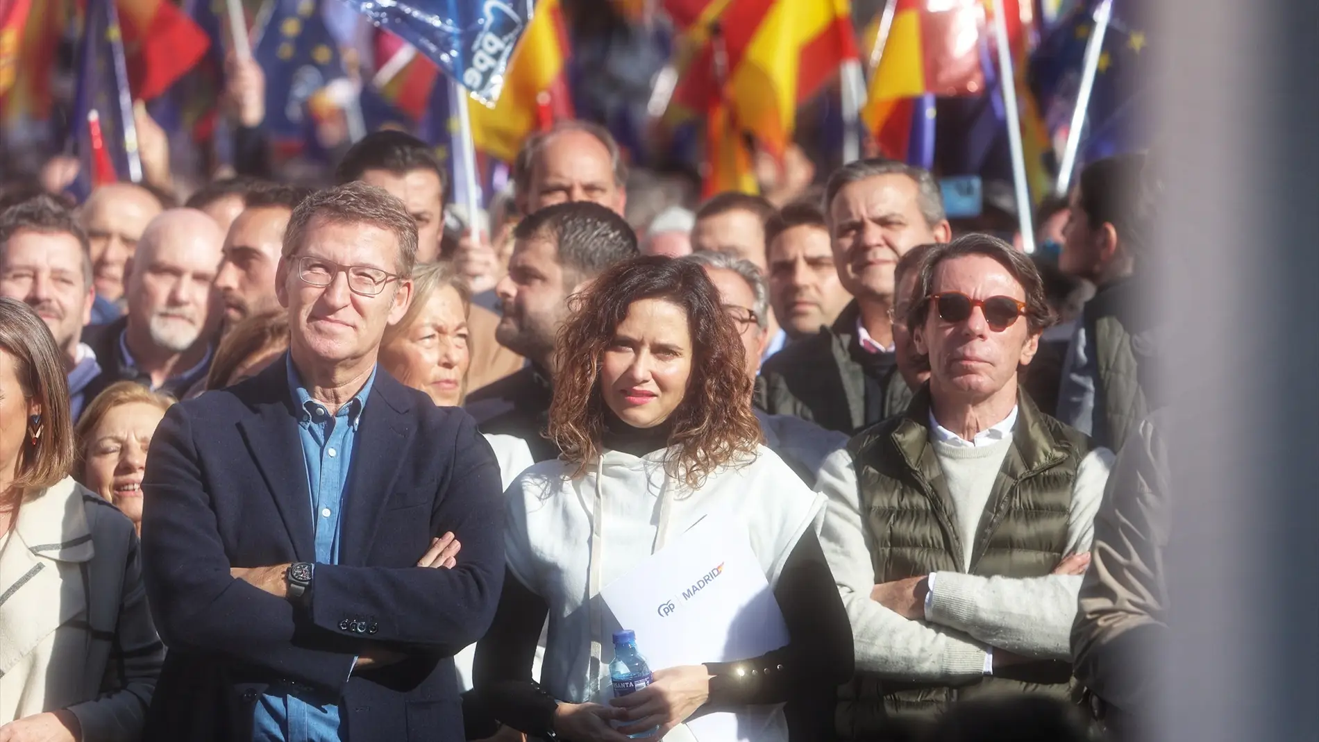 Miles de personas con banderas de España y de la UE secundan la protesta del PP contra la amnistía