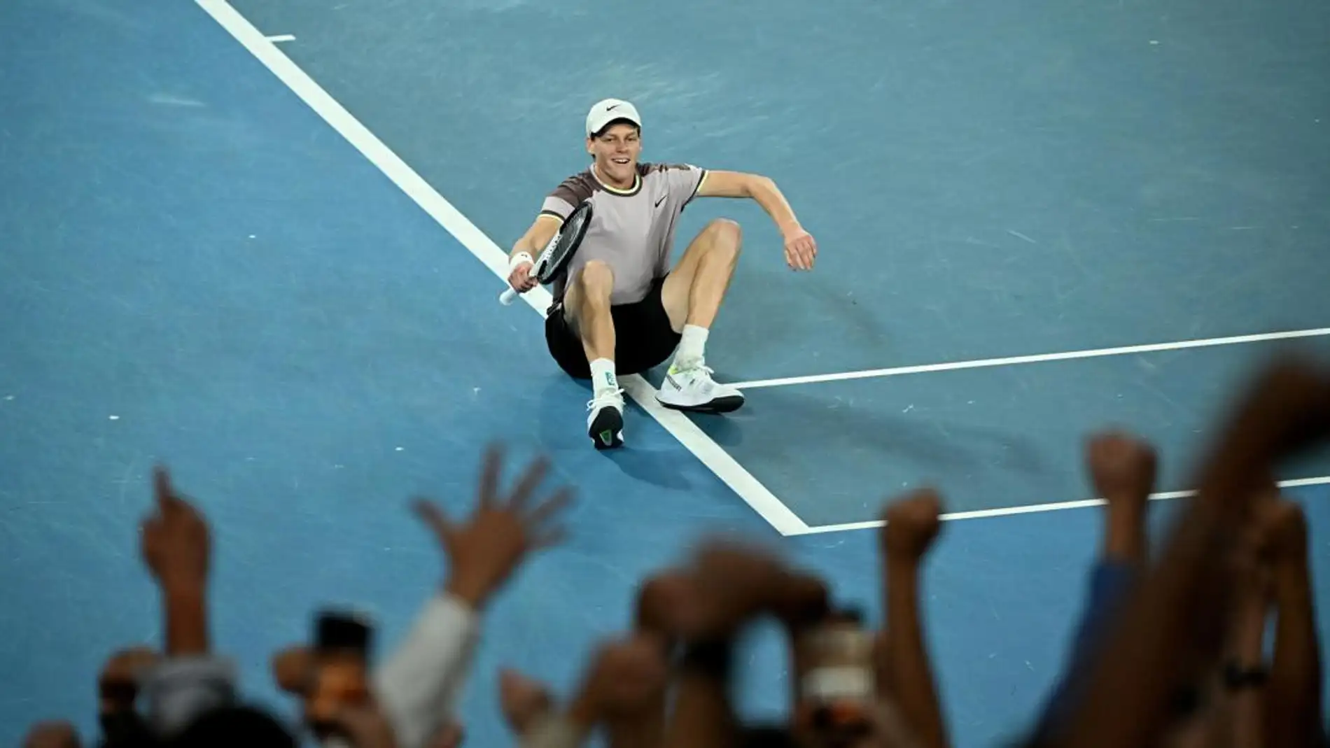 Sinner gana el Open de Australia al remontar a Medvedev en primera final de Grand Slam