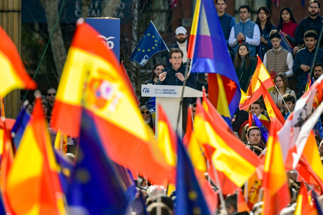 Almeida reivindica la España del 78 frente al "cortijo" de Pedro Sánchez y sus "secuaces" Almeida reivindica la España del 78 frente al "cortijo" de Pedro Sánchez y sus "secuaces"