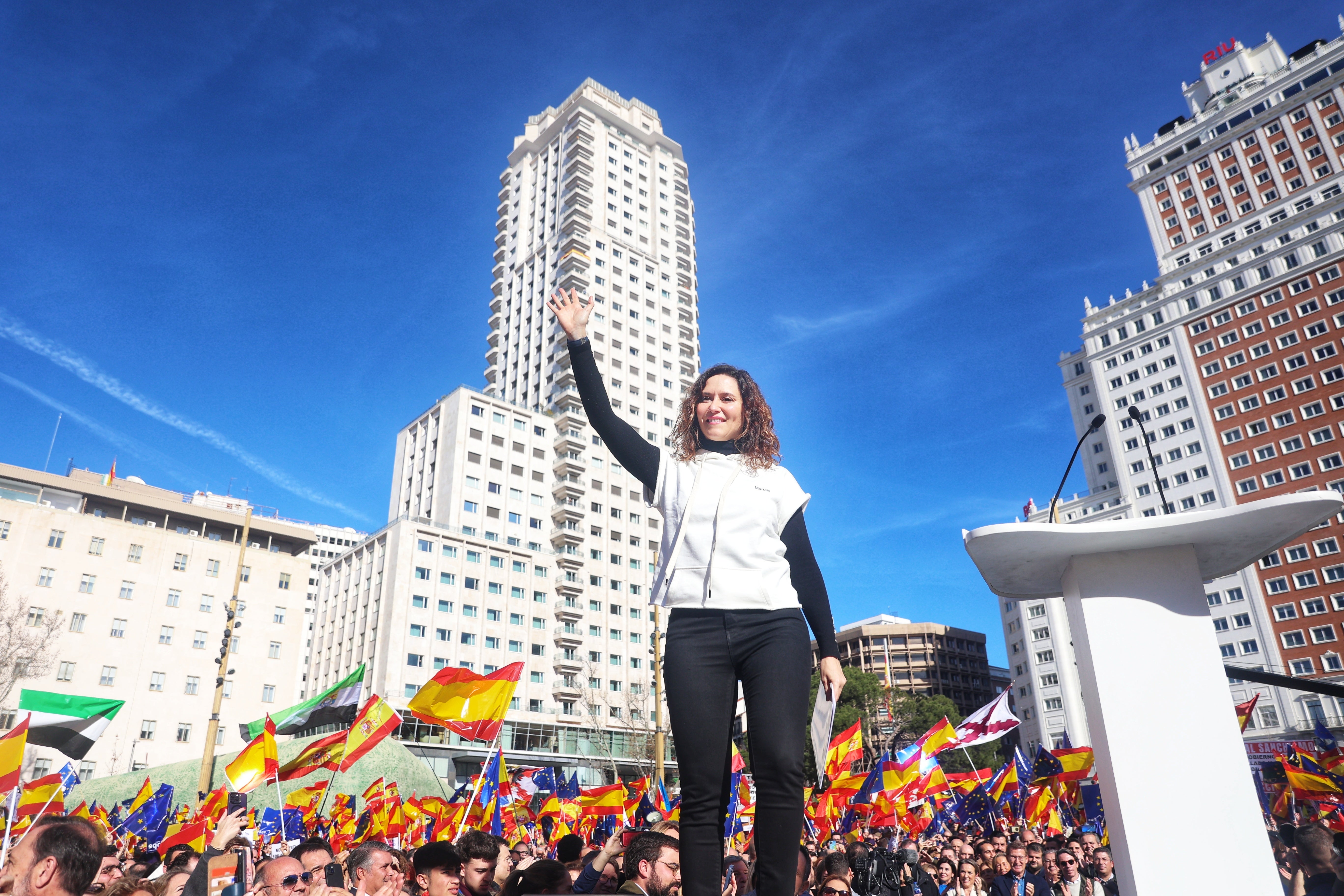 Ayuso acusa al PSOE de "pactar con el crimen" y pide "auxilio" a Europa Ayuso acusa al PSOE de "pactar con el crimen" y pide "auxilio" a Europa