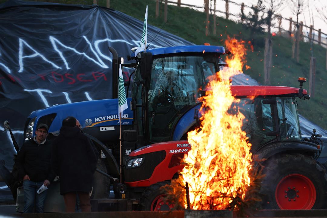 Camiones de Castellón siguen parados en Francia por las protestas en el país vecino Camiones de Castellón siguen parados en Francia por las protestas en el país vecino