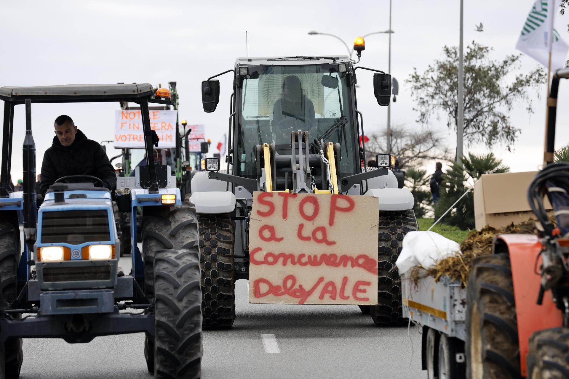 Los transportistas españoles denuncian casi 200 puntos de bloqueo en carreteras francesas por las protestas de agricultores Los transportistas españoles denuncian casi 200 puntos de bloqueo en carreteras francesas por las protestas de agricultores