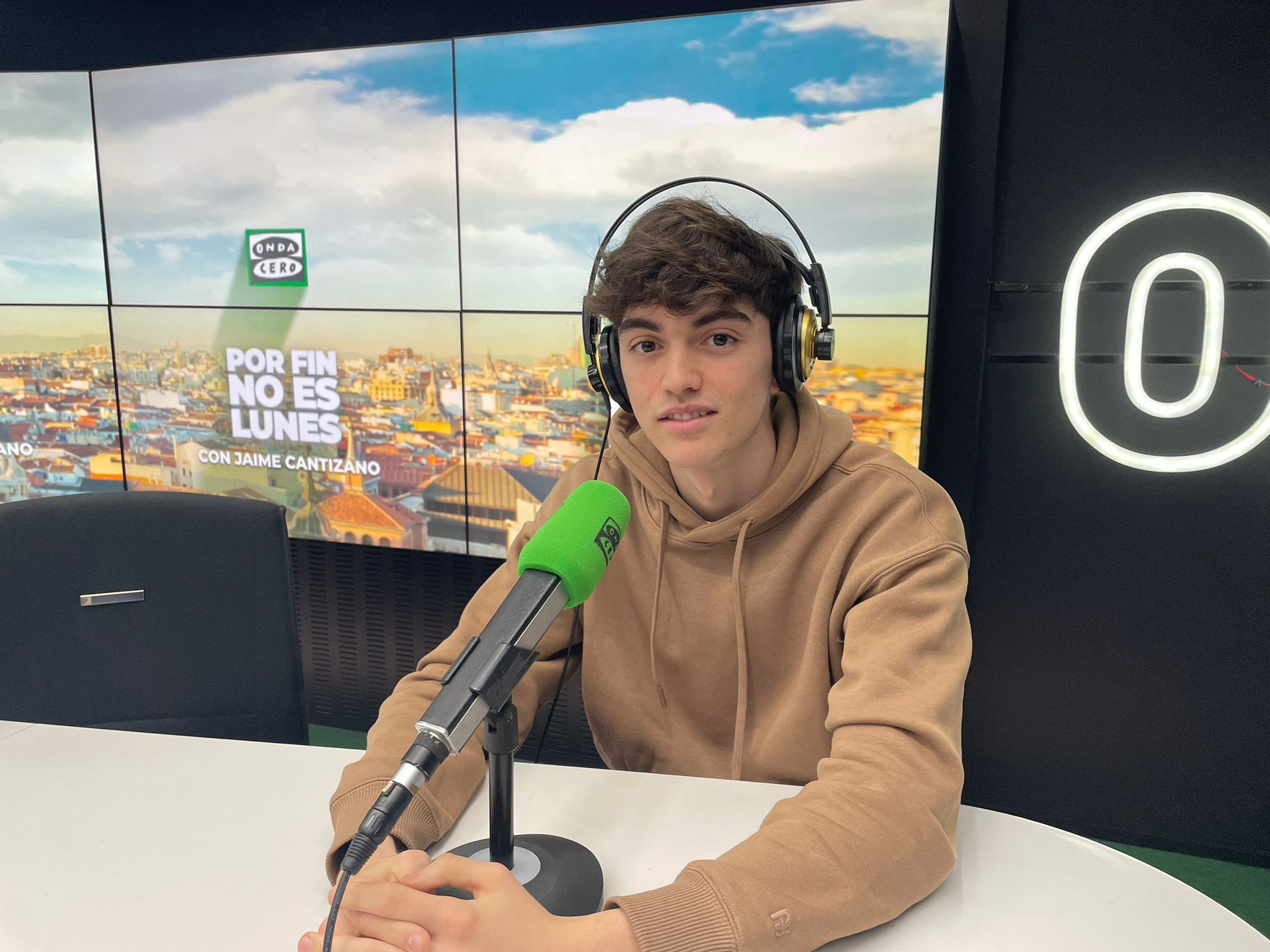 Anas Andaloussi, el joven de 19 años que gana más de 90.000 euros al mes y ha creado la primera universidad de inteligencia artificial Anas Andaloussi, el joven de 19 años que gana más de 90.000 euros al mes y ha creado la primera universidad de inteligencia artificial