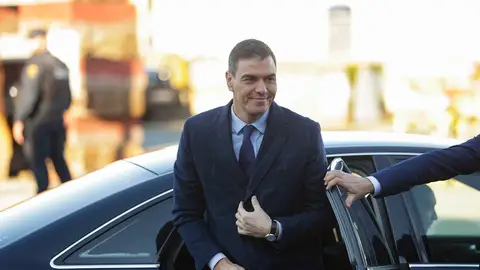 El presidente del Gobierno, Pedro Sánchez a su llegada la visita este miércoles al astillero de Navantia en Ferrol. Pedro Sánchez ve en la amnistía "valores" de la Constitución y cree que "merecerá la pena"