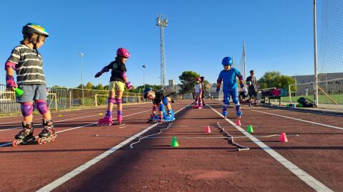 Menores practicando patinaje con Inline Badajoz