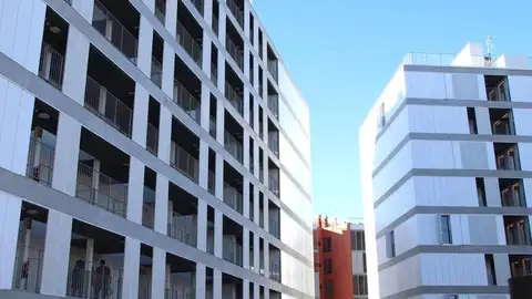 Un bloc de pisos al barri de La Marina Un bloc de pisos al barri de La Marina