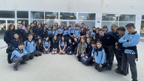 Alumnos del Elian's British School de La Nuc&iacute;a visitan nuestros estudios.