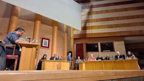 El concejal de Vox del Ayuntamiento de Mérida se marcha del Pleno de la Corporación Municipal tras su renuncia este lunes El concejal de Vox del Ayuntamiento de Mérida se marcha del Pleno de la Corporación Municipal tras su renuncia este lunes