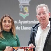 Tomás Antuña y Mónica Remis, concejales de Festejos y de la Villa, respectivamente, durante la presentación del carnaval de Llanes 2024