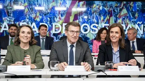 Alberto Núñez Feijóo, junto a Cuca Gamarra y Carmen Fúnez en la Junta Directiva Nacional del Partido Popular. Alberto Núñez Feijóo, junto a Cuca Gamarra y Carmen Fúnez en la Junta Directiva Nacional del Partido Popular.