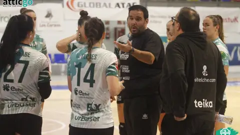 Joaquín Rocamora, entrenador del Atticgo Club Balonmano Elche, da instrucciones a sus jugadoras en la pista del Beti Onak Resultados de la agenda polideportiva del fin de semana en Elche y las comarcas del Vinalopó
