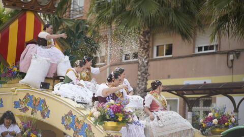 Imagen de archivo de la cabalgata de Vila-real con la carroza de la reina de las fiestas. 