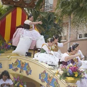 Imagen de archivo de la cabalgata de Vila-real con la carroza de la reina de las fiestas. Imagen de archivo de la cabalgata de Vila-real con la carroza de la reina de las fiestas.