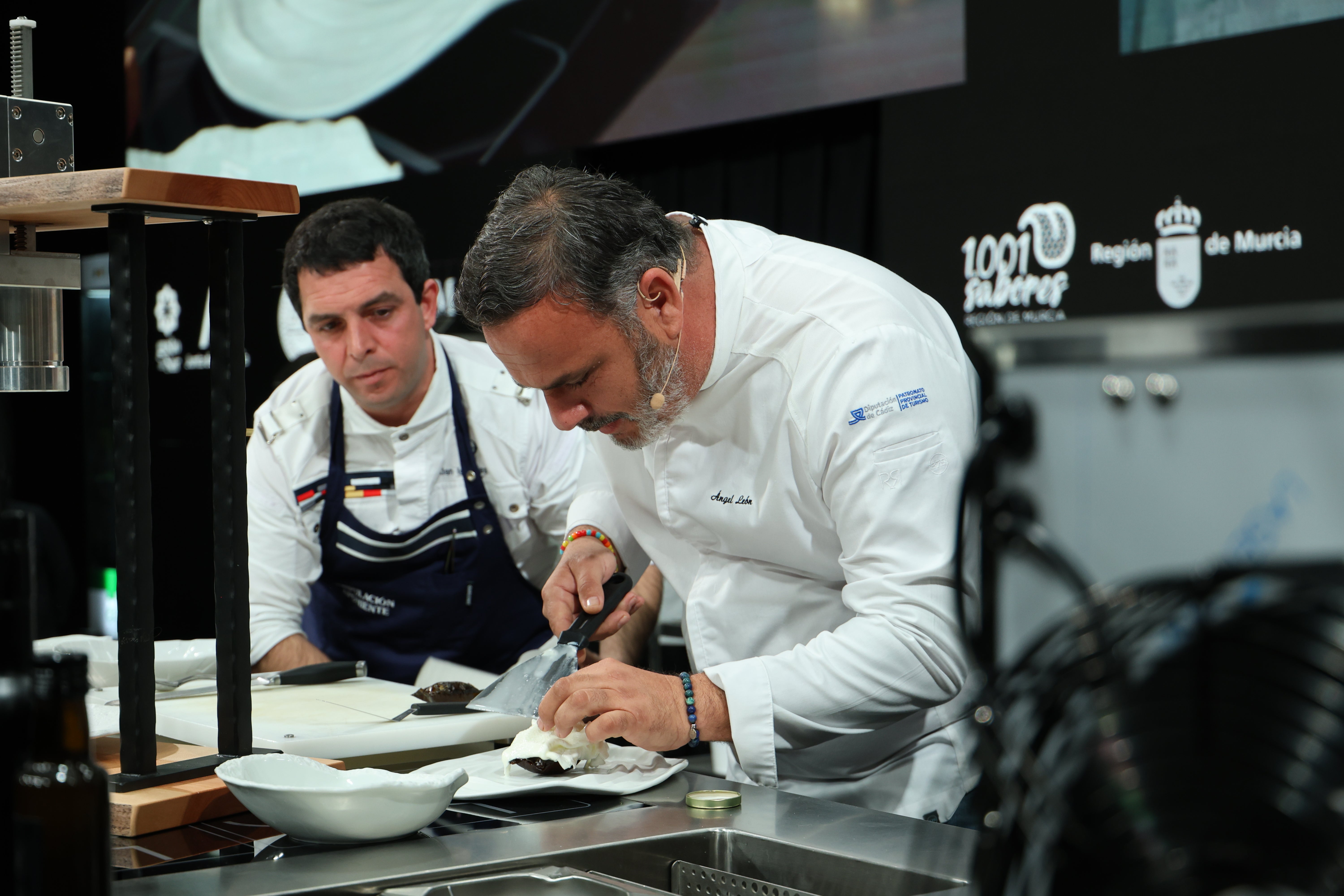 Ángel León convierte el agua del mar en el ingrediente principal de su menú Ángel León convierte el agua del mar en el ingrediente principal de su menú