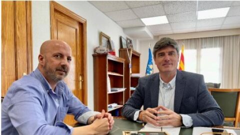 Vicente J. V&aacute;zquez (Dtr. ONCE en las dos Marinas) y el alcalde dela Vila Joiosa, Marcos Zaragoza 