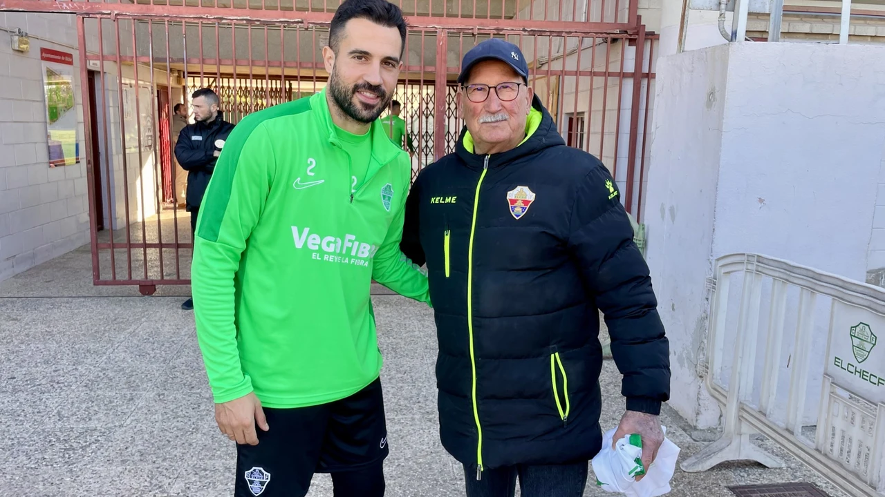 Mario Gaspar, a la salida de un entrenamiento del Elche, junto al veterano aficionado Pepe Prieto
