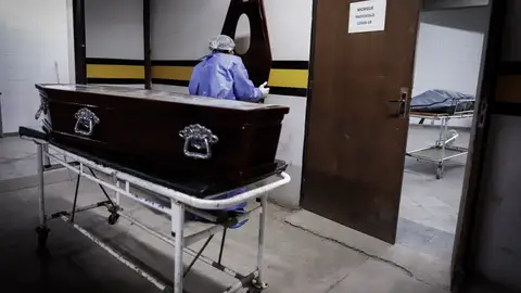 Personal de una funeraria se prepara para realizar el levantamiento de un cadáver. Personal de una funeraria se prepara para realizar el levantamiento de un cadáver.