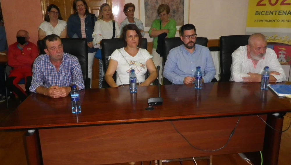 La oposición de Vegadeo (IU-PP-Foro) vuelve a pedir explicaciones por los viajes del alcalde. La oposición de Vegadeo (IU-PP-Foro) vuelve a pedir explicaciones por los viajes del alcalde.