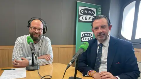 El conseller de Empresa, Empleo y Energía, Alejandro Sáenz de San Pedro, junto al periodista de Onda Cero Illes Balears Martí Rodríguez El conseller de Empresa, Empleo y Energía, Alejandro Sáenz de San Pedro, junto al periodista de Onda Cero Illes Balears Martí Rodríguez