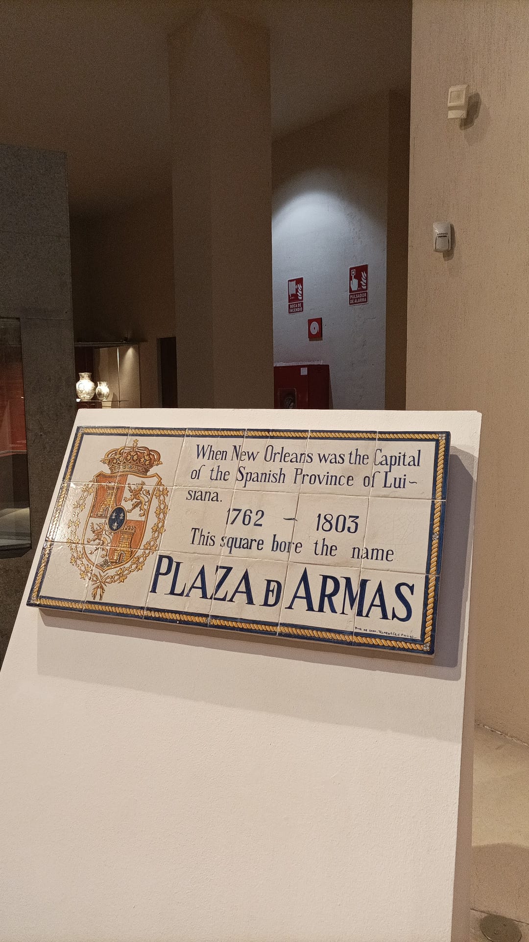 Un placa de Ruiz de Luna del callejero de Nueva Orleans donada al Museo de Cerámica Un placa de Ruiz de Luna del callejero de Nueva Orleans donada al Museo de Cerámica