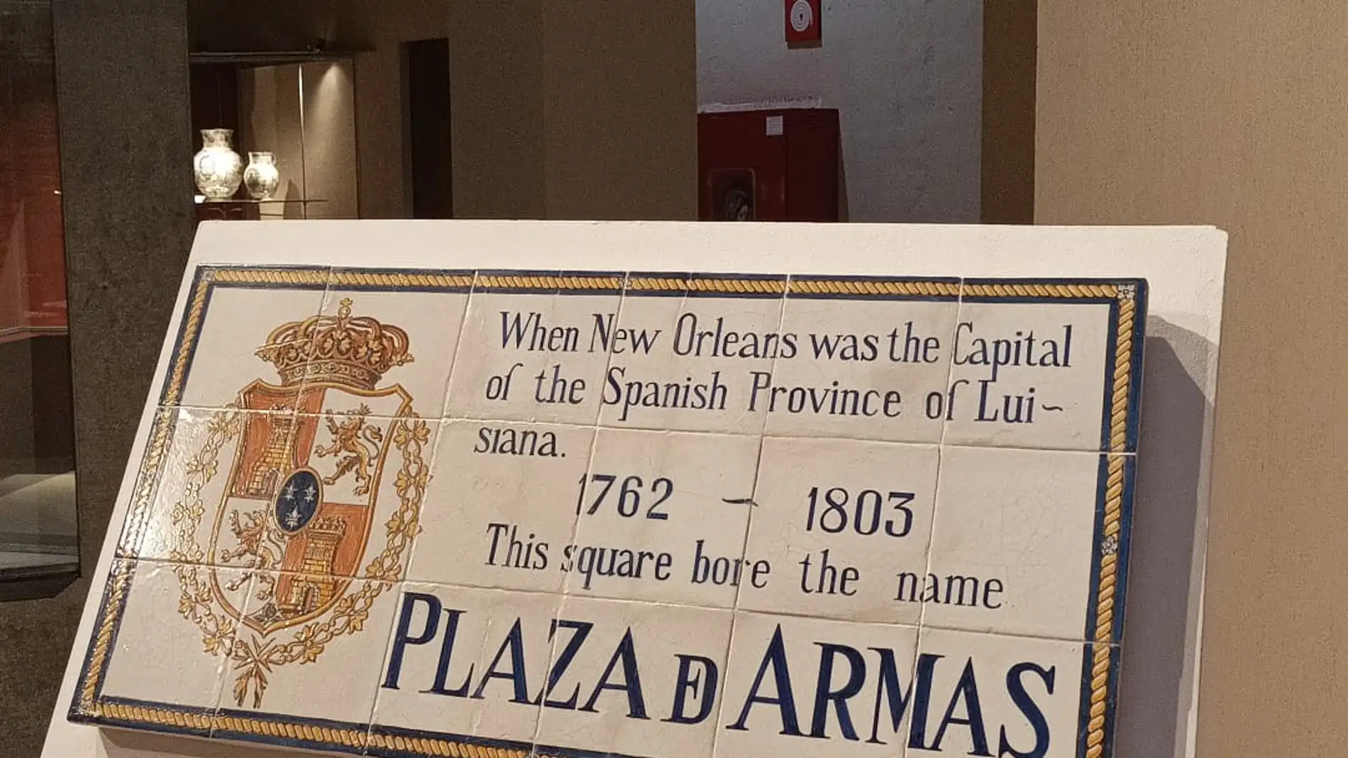 Un placa de Ruiz de Luna del callejero de Nueva Orleans donada al Museo de Cerámica