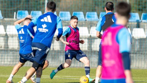 30-1 Viti conduce el bal&oacute;n en El Requex&oacute;n