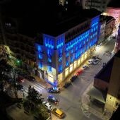 El edificio Iberia, en el centro de Cuenca, iluminado de azul por el bicentenario de la Policía Nacional