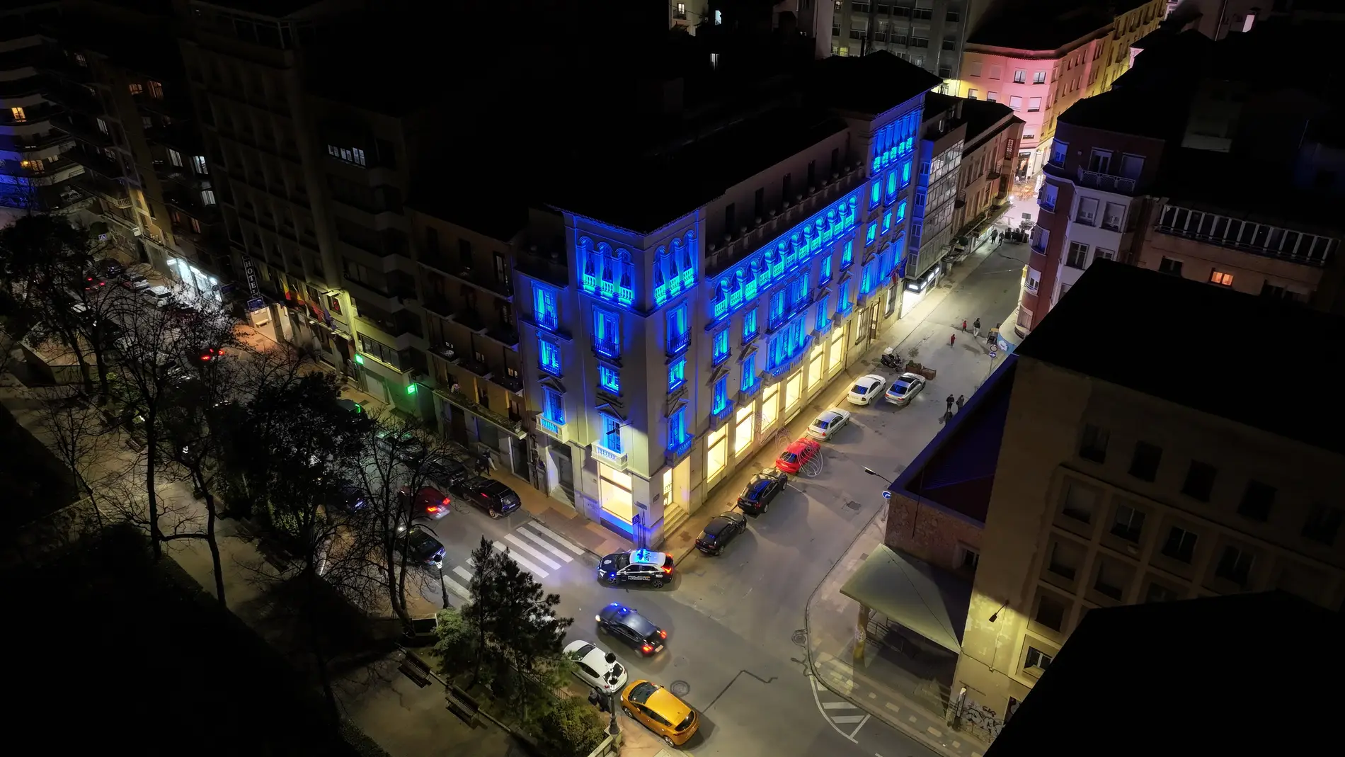 El edificio Iberia, en el centro de Cuenca, iluminado de azul por el bicentenario de la Policía Nacional