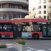 Autobús de la EMT circulando por el centro de València