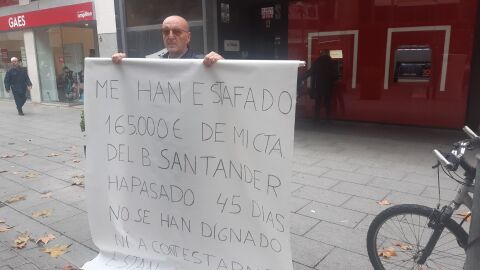 Abelardo Tendero durante su protesta frente al banco