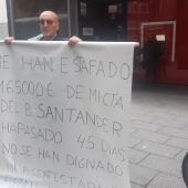 Abelardo Tendero durante su protesta frente al banco