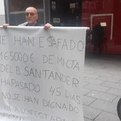 Abelardo Tendero durante su protesta frente al banco Abelardo Tendero durante su protesta frente al banco
