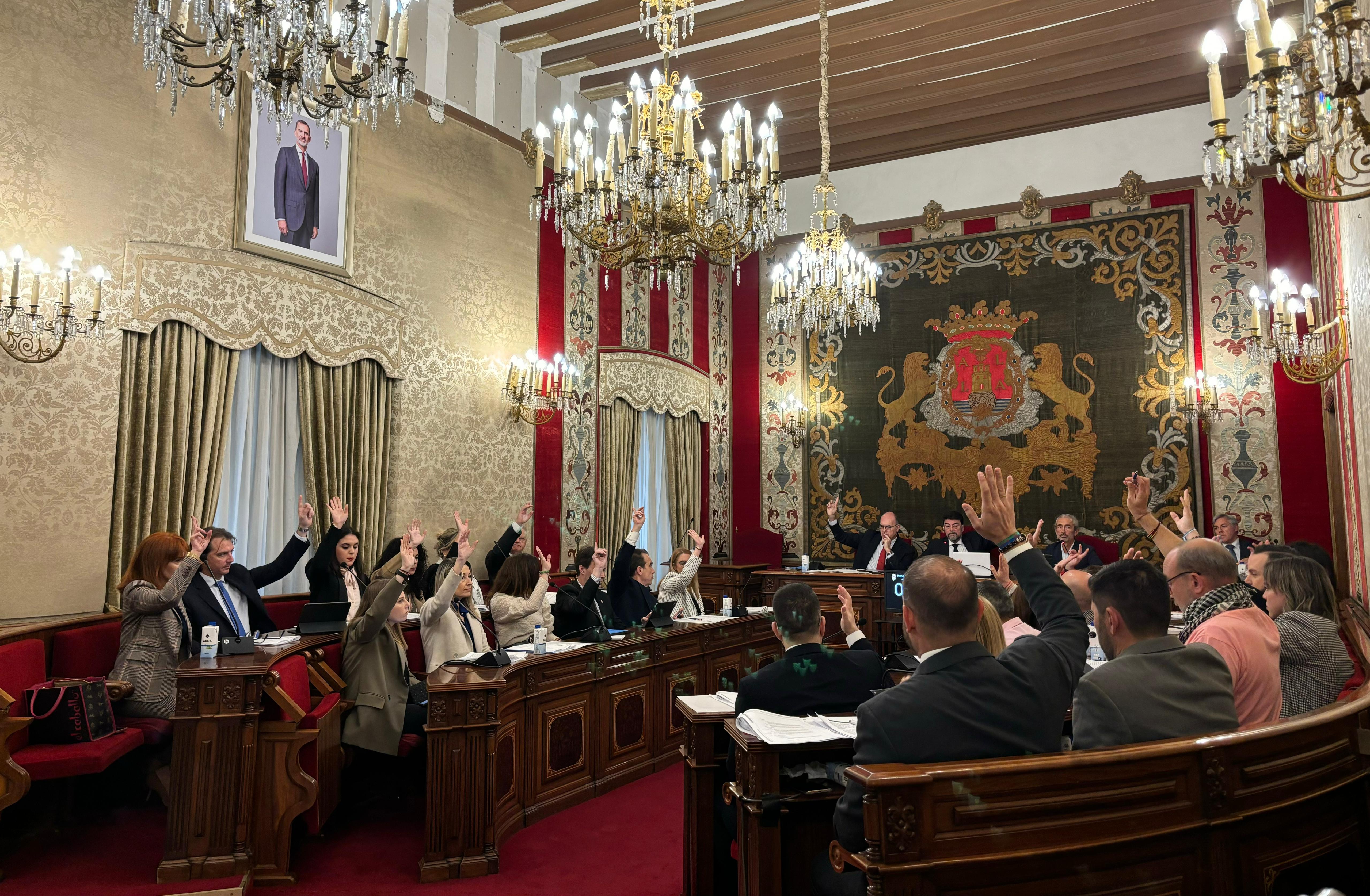 El Pleno de Alicante rechaza una comisión para elaborar la ordenanza de la Zona de Bajas Emisiones El Pleno de Alicante rechaza una comisión para elaborar la ordenanza de la Zona de Bajas Emisiones