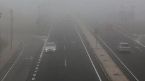 Coche en una carretera con niebla