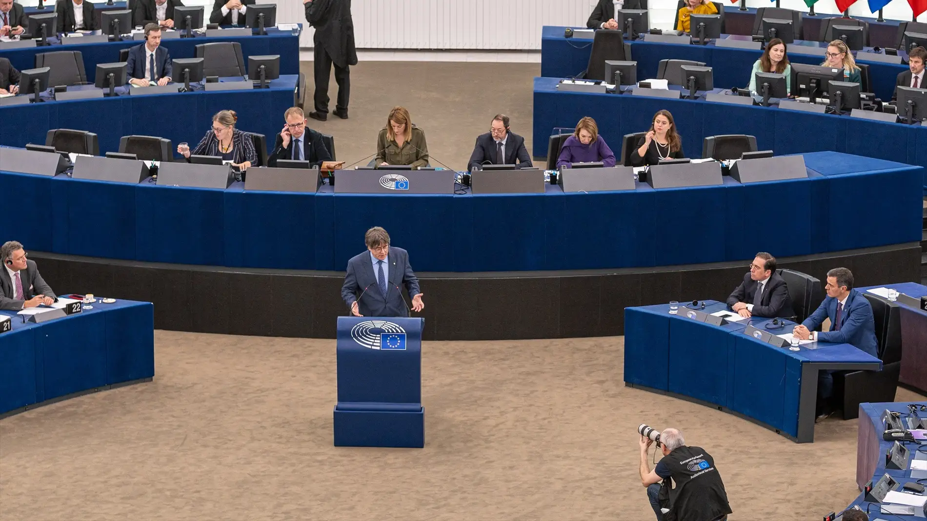 Carles Puigdemont comparece ante el Parlamento Europeo en diciembre de 2023 mientras escuchan Sánchez y Albares.