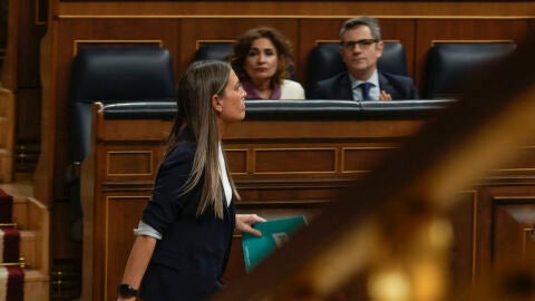 La portavoz de Junts en el Congreso, Míriam Nogueras, pasa ante María Jesús Montero y Félix Bolaños/ EFE/ Borja Sánchez-Trillo