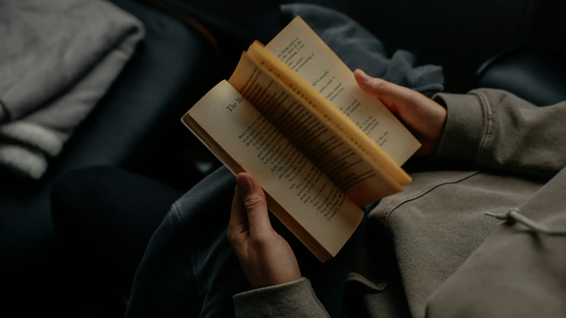 Imagen de archivo de una persona leyendo un libro.