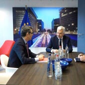  El comisario de Justicia europeo, Didier Reynders, ha reunido este miércoles en Bruselas al ministro de Presidencia y Justicia, Félix Bolaños, y al vicesecretario de Acción Institucional del PP, Esteban González Pons