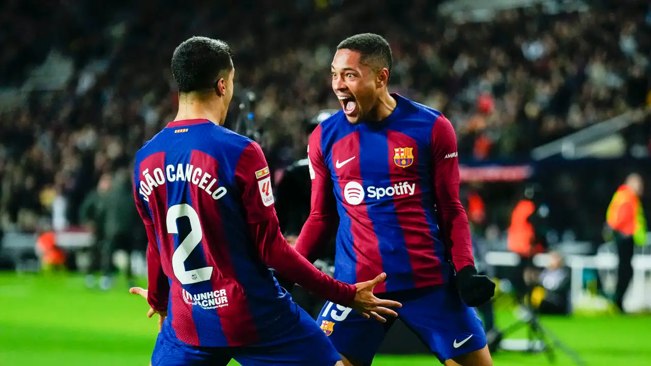 Vitor Roque celebra junto a Cancelo su primer gol con la camiseta del Barça Vitor Roque celebra junto a Cancelo su primer gol con la camiseta del Barça