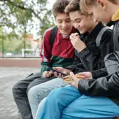 Adolescentes con un teléfono móvil Adolescentes con un teléfono móvil