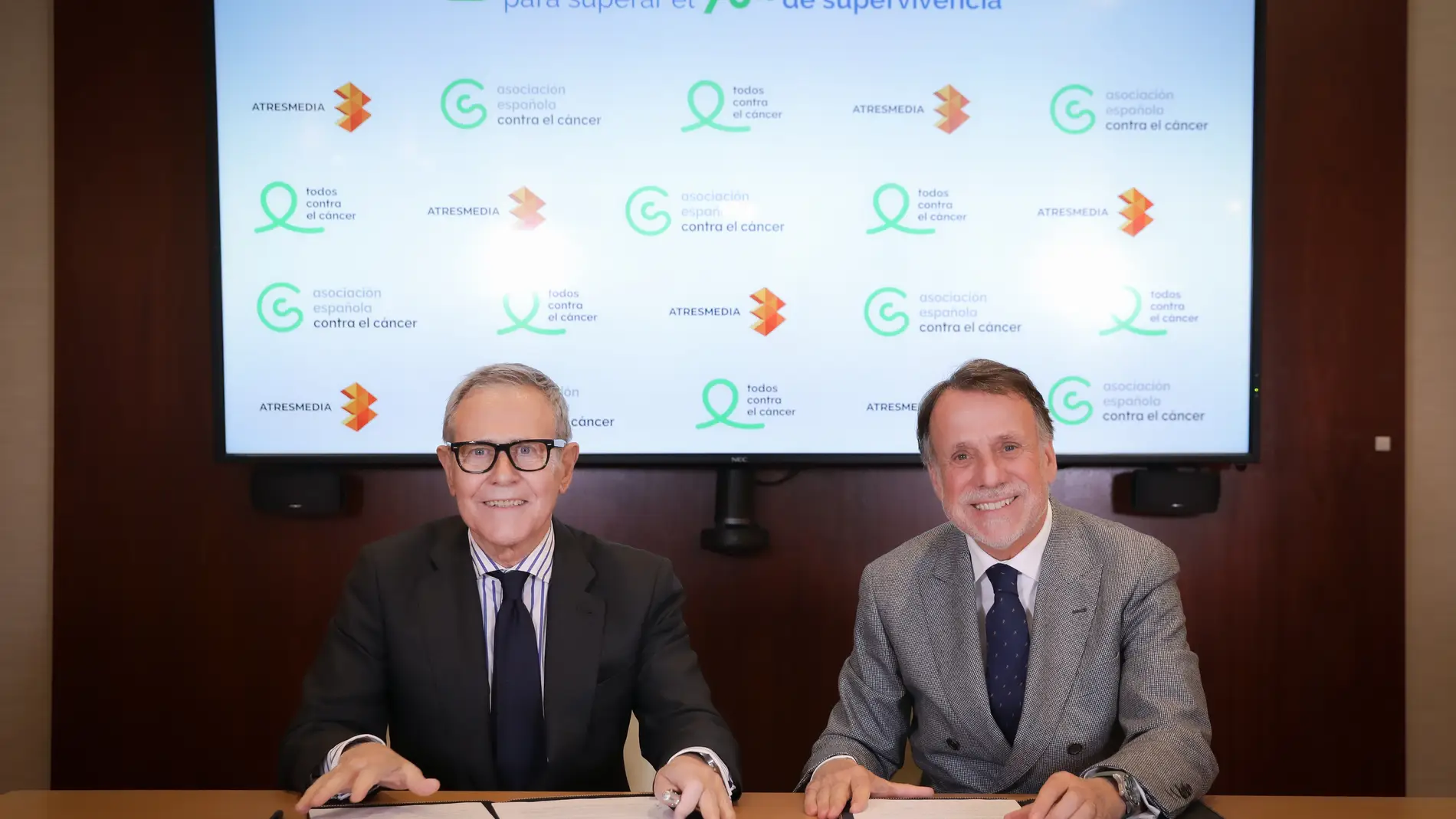 Los presidentes de la AECC, Ramón Reyes, y de Atresmedia, José Creuheras, en la firma del acuerdo