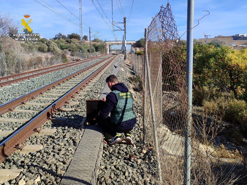 La Guardia Civil sorprende "in-fraganti" a un sospechoso robando cable del TRAM en la Vila Joiosa La Guardia Civil sorprende "in-fraganti" a un sospechoso robando cable del TRAM en la Vila Joiosa