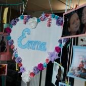 Imagen de archivo de fotografías y carteles en recuerdo de Emma.