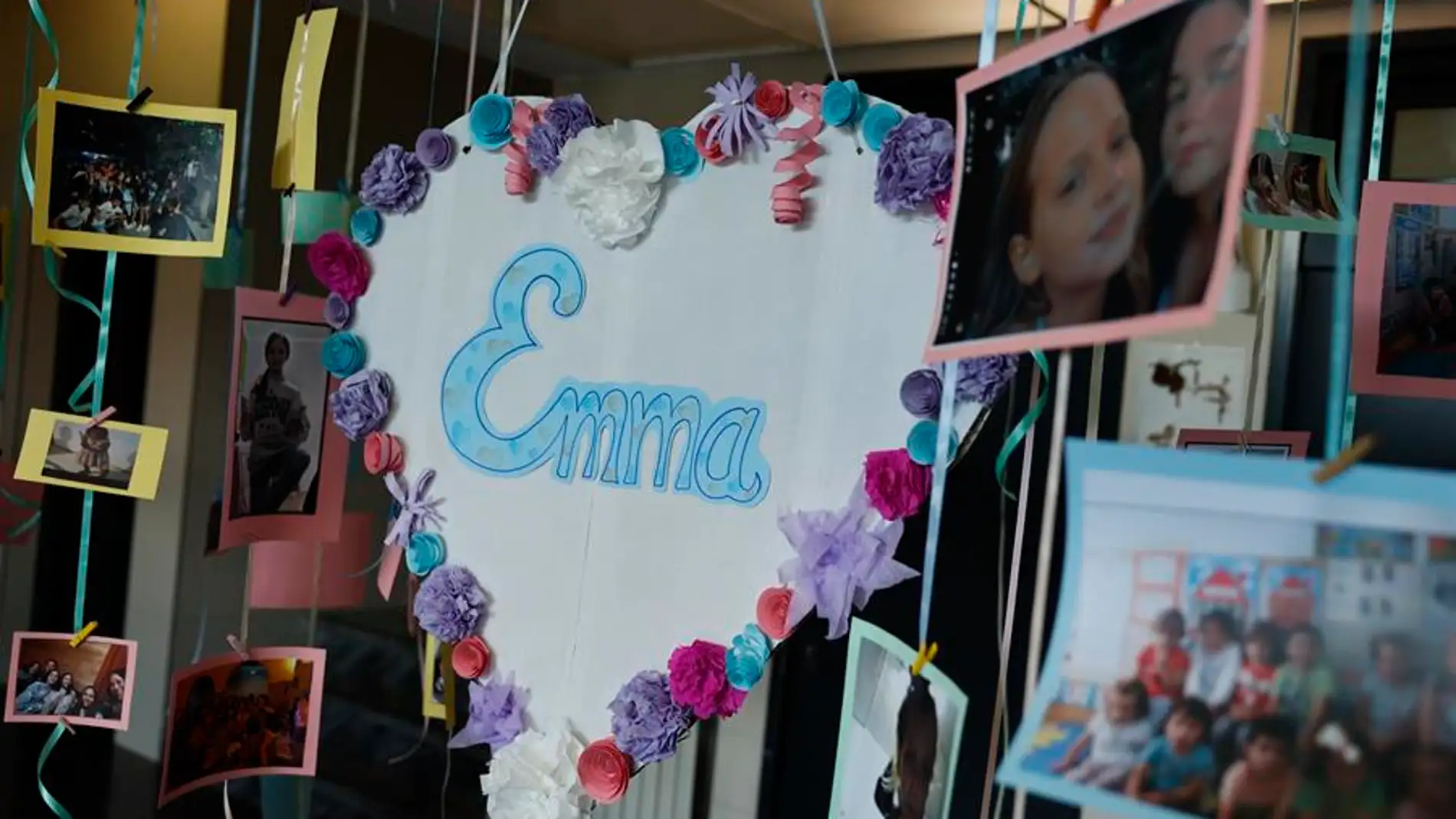Imagen de archivo de fotografías y carteles en recuerdo de Emma.