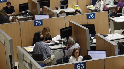 Imagen de archivo de funcionarios atendiendo a ciudadanos por la Declaraci&oacute;n de la Renta.