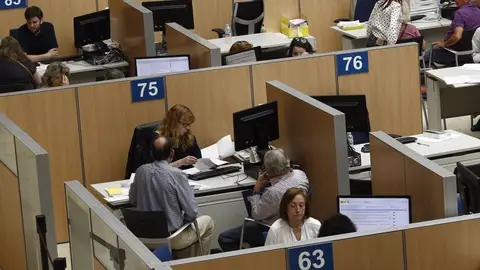 Imagen de archivo de funcionarios atendiendo a ciudadanos por la Declaración de la Renta. Imagen de archivo de funcionarios atendiendo a ciudadanos por la Declaración de la Renta.